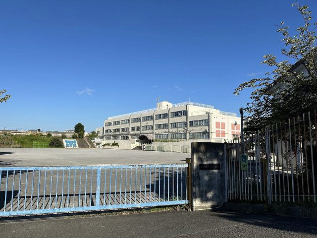 新作小学校